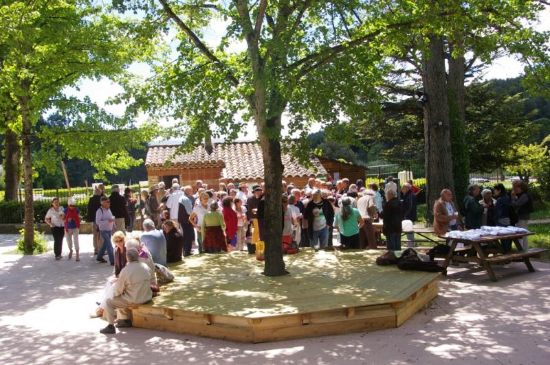 Pot devant le local, au domaine de Bélézy